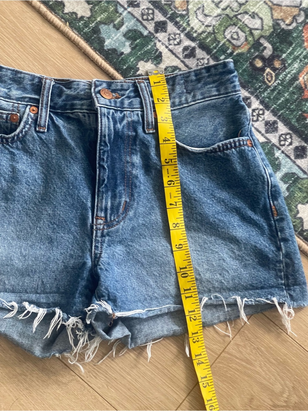 Madewell Distressed Mid-Blue Denim Relaxed women's Shorts - Picture 6 of 11